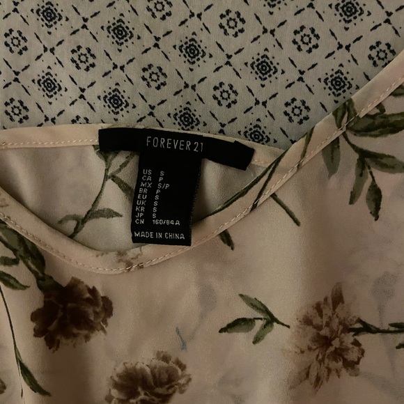 Cute ruffle floral top - Picture 3 of 3